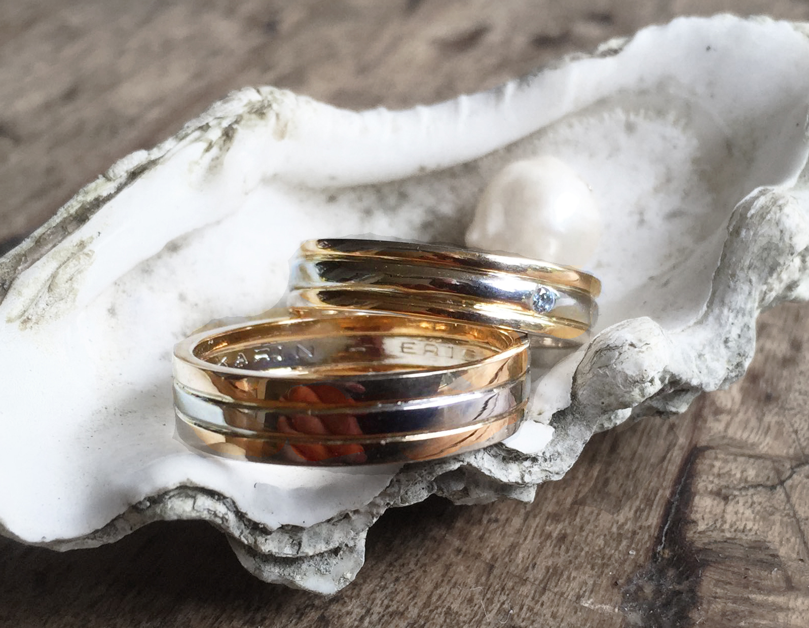 wit- en geelgouden trouwringen met diamant