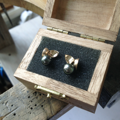 warm geel gouden oorstekers met tahitiparel