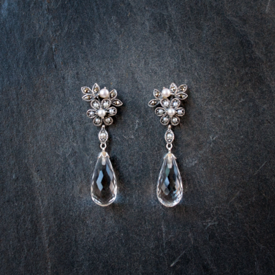 Zilveren oorstekers met parels, marcasiet en bergkristal €250,-