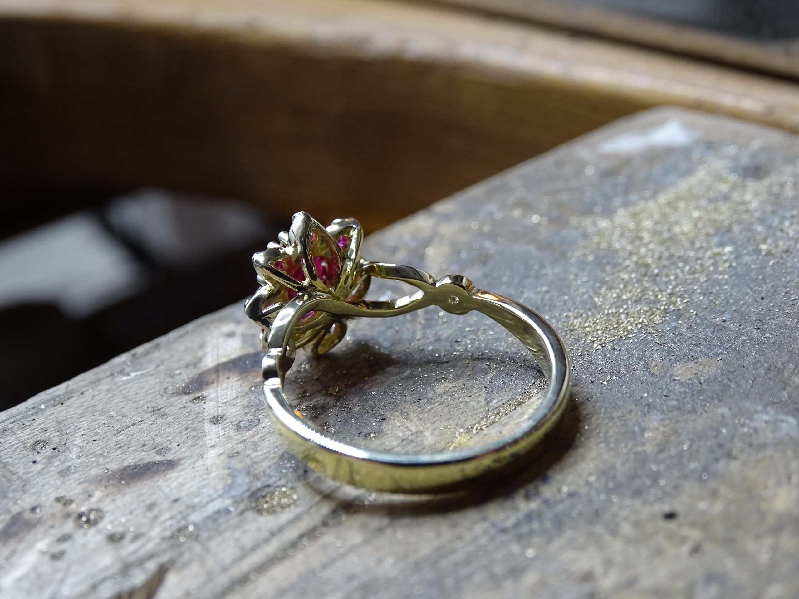gouden ring met robijnen en diamanten