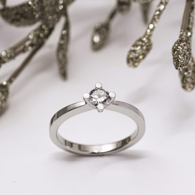 19 karaat witgouden ring met diamant