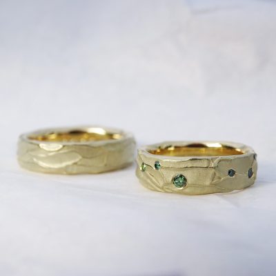 Geelgouden trouwringen met groene diamant