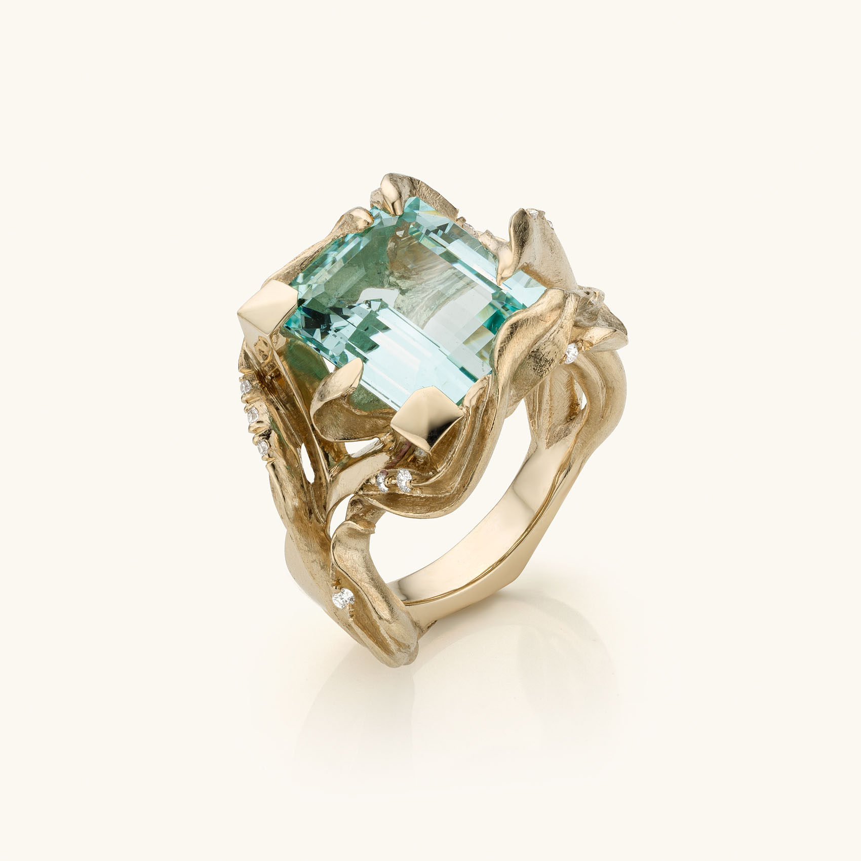 18 witgouden ring met aquamarijn en diamanten